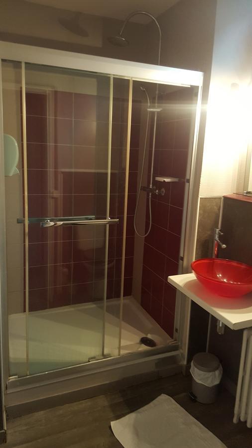 Hotel Des Voyageurs Майен Екстериор снимка