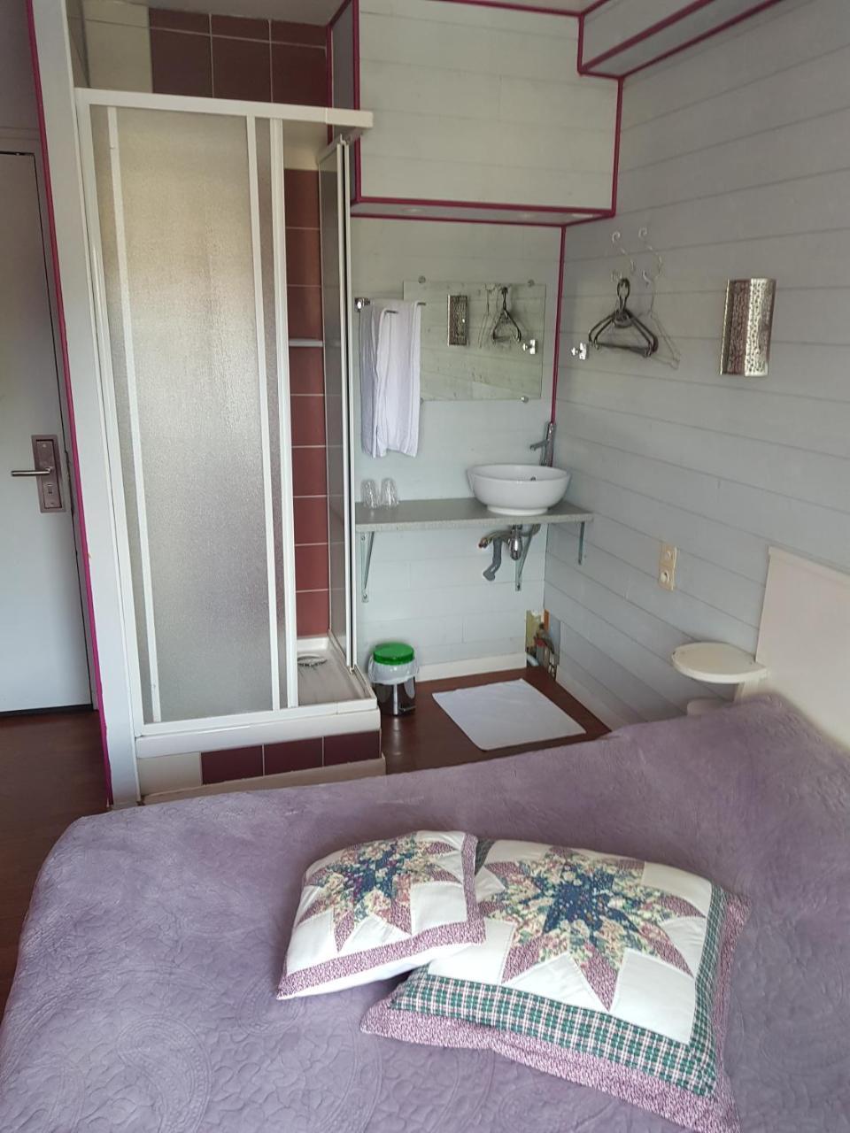Hotel Des Voyageurs Майен Екстериор снимка